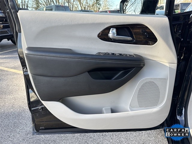 Chrysler Pacifica Vehicle Full-screen Gallery Image 26