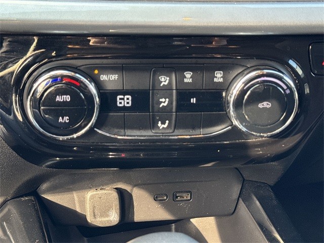 Chevrolet Trax Vehicle Full-screen Gallery Image 17