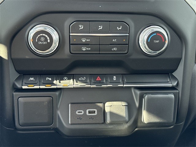 GMC Sierra 1500 Vehicle Full-screen Gallery Image 18