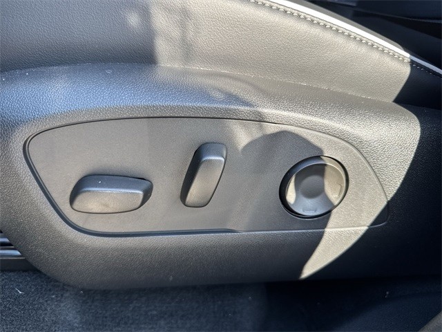 Buick Enclave Vehicle Full-screen Gallery Image 12