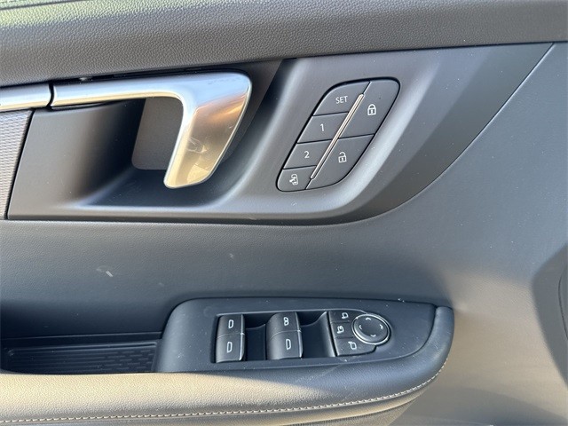 Buick Enclave Vehicle Full-screen Gallery Image 13