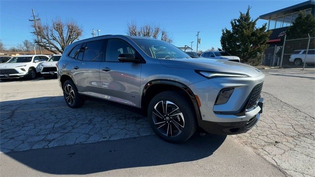 Buick Enclave Vehicle Full-screen Gallery Image 02