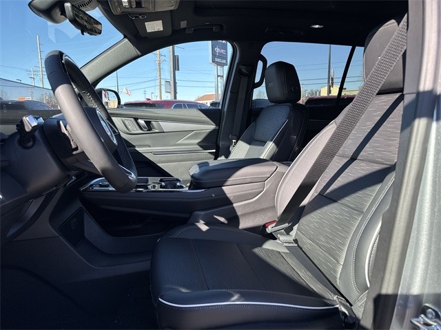 Buick Enclave Vehicle Full-screen Gallery Image 11