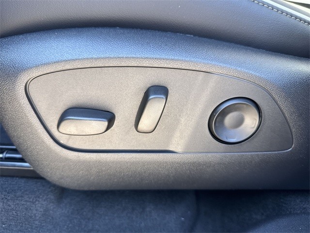 Buick Enclave Vehicle Full-screen Gallery Image 12