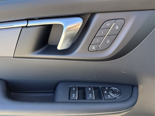 Buick Enclave Vehicle Full-screen Gallery Image 13