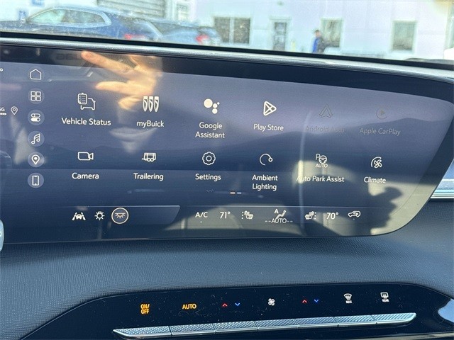 Buick Enclave Vehicle Full-screen Gallery Image 16