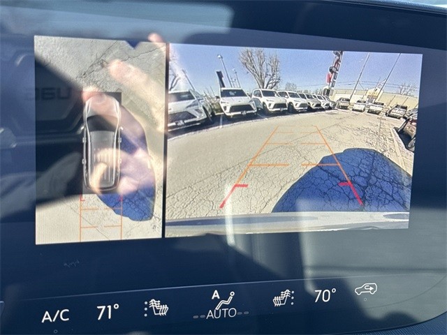 Buick Enclave Vehicle Full-screen Gallery Image 17