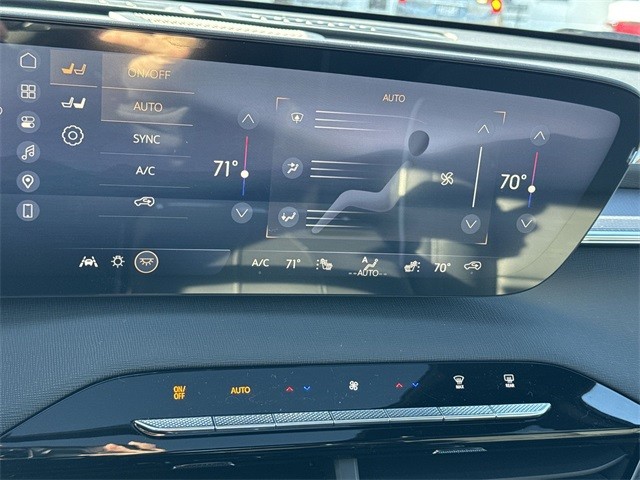 Buick Enclave Vehicle Full-screen Gallery Image 19