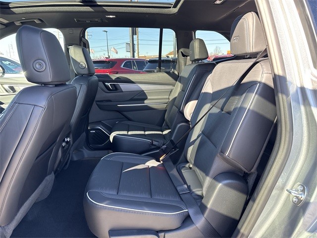 Buick Enclave Vehicle Full-screen Gallery Image 23