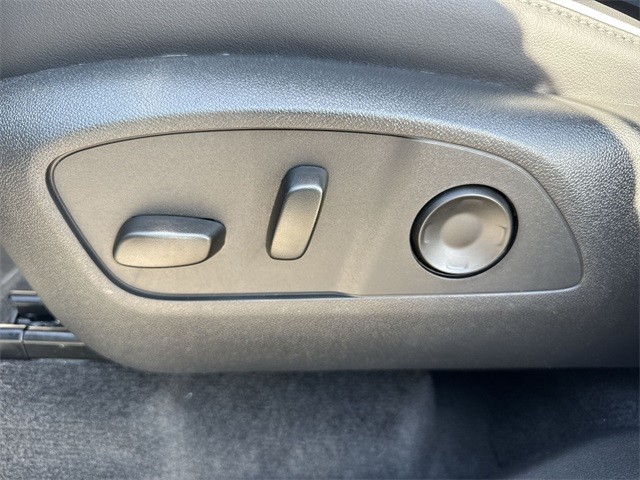 Buick Enclave Vehicle Full-screen Gallery Image 12