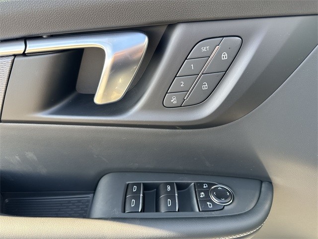 Buick Enclave Vehicle Full-screen Gallery Image 13