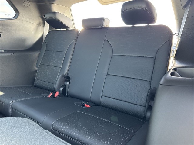 Buick Enclave Vehicle Full-screen Gallery Image 24