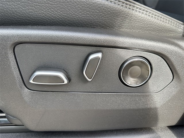 GMC Sierra 1500 Vehicle Full-screen Gallery Image 12