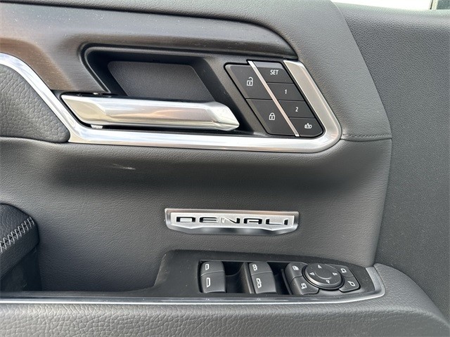 GMC Sierra 1500 Vehicle Full-screen Gallery Image 13