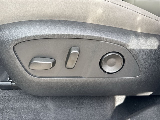 GMC Acadia Vehicle Full-screen Gallery Image 12