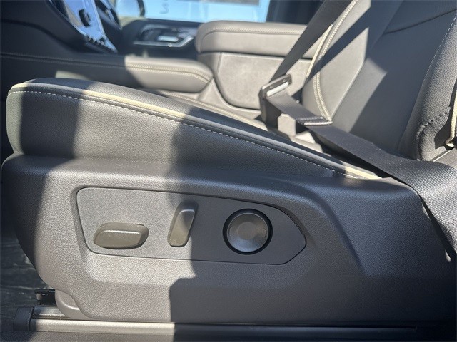 GMC Yukon XL Vehicle Full-screen Gallery Image 12