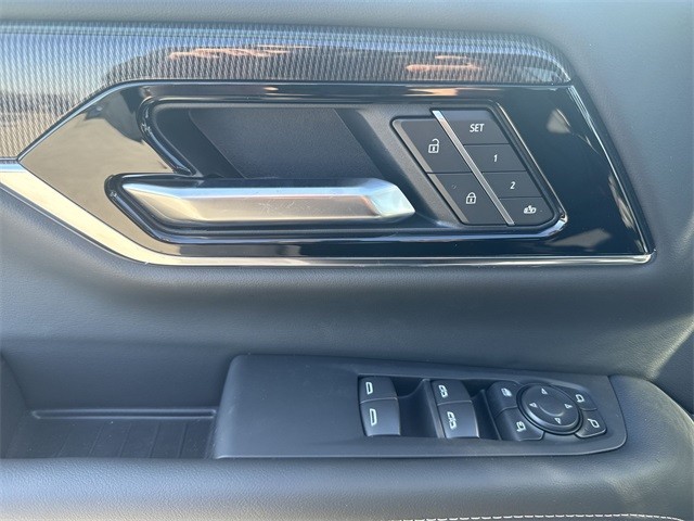 GMC Yukon XL Vehicle Full-screen Gallery Image 13