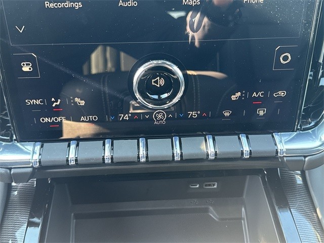 GMC Yukon XL Vehicle Full-screen Gallery Image 19