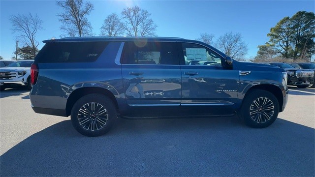GMC Yukon XL Vehicle Full-screen Gallery Image 09