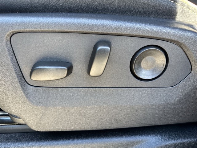 GMC Yukon XL Vehicle Full-screen Gallery Image 12