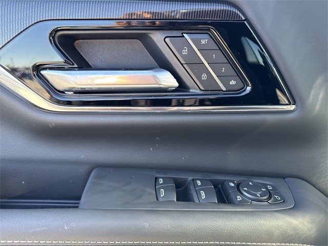 GMC Yukon XL Vehicle Full-screen Gallery Image 13