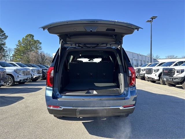 GMC Yukon XL Vehicle Full-screen Gallery Image 24