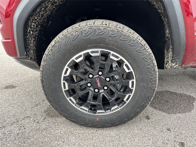 GMC Canyon Vehicle Full-screen Gallery Image 10