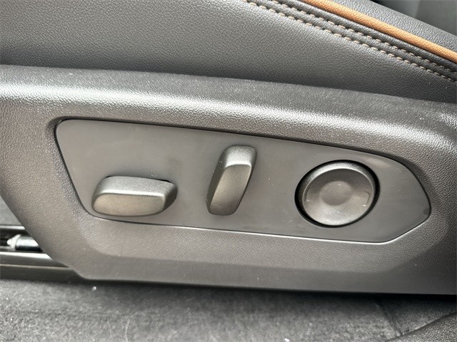 GMC Canyon Vehicle Full-screen Gallery Image 12