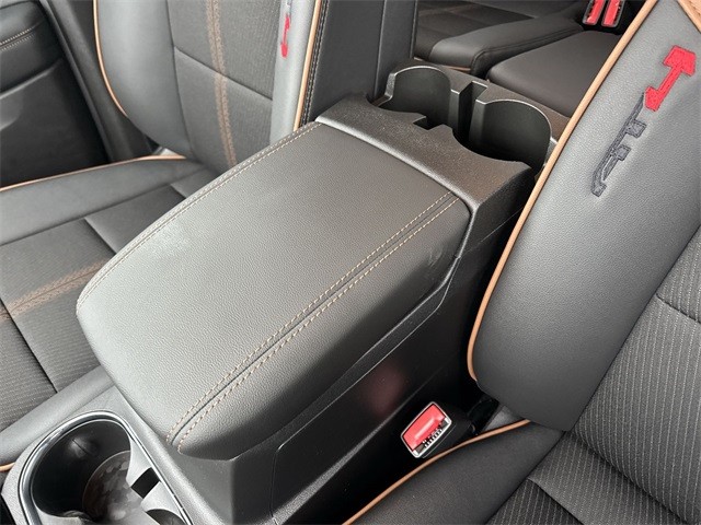 GMC Canyon Vehicle Full-screen Gallery Image 21