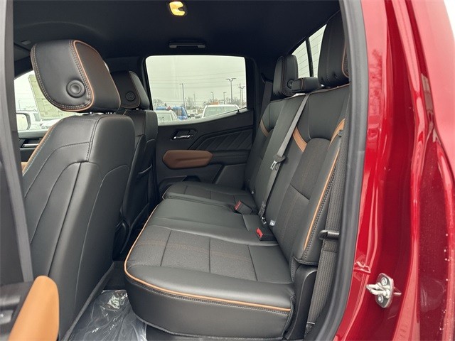 GMC Canyon Vehicle Full-screen Gallery Image 22