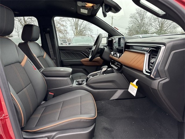 GMC Canyon Vehicle Full-screen Gallery Image 24