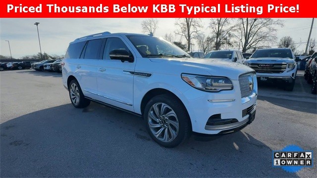 Lincoln Navigator Vehicle Full-screen Gallery Image 02