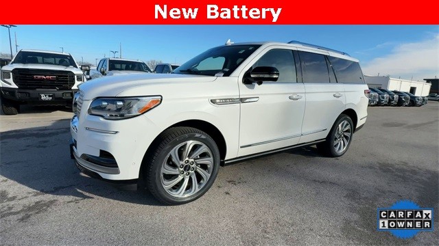 Lincoln Navigator Vehicle Full-screen Gallery Image 05