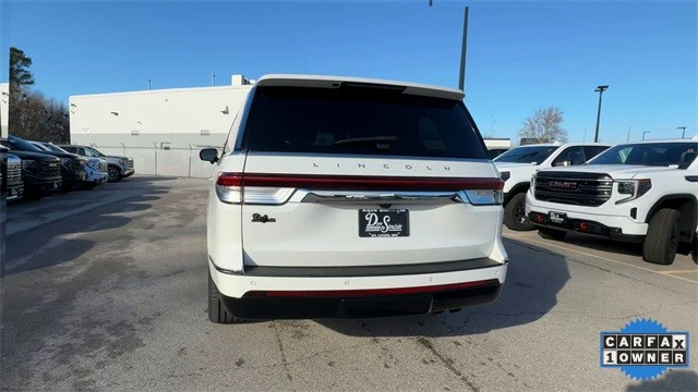 Lincoln Navigator Vehicle Full-screen Gallery Image 09