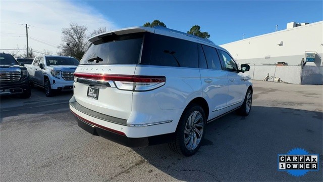 Lincoln Navigator Vehicle Full-screen Gallery Image 10