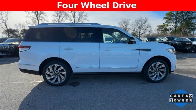 Lincoln Navigator Vehicle Full-screen Gallery Image 11