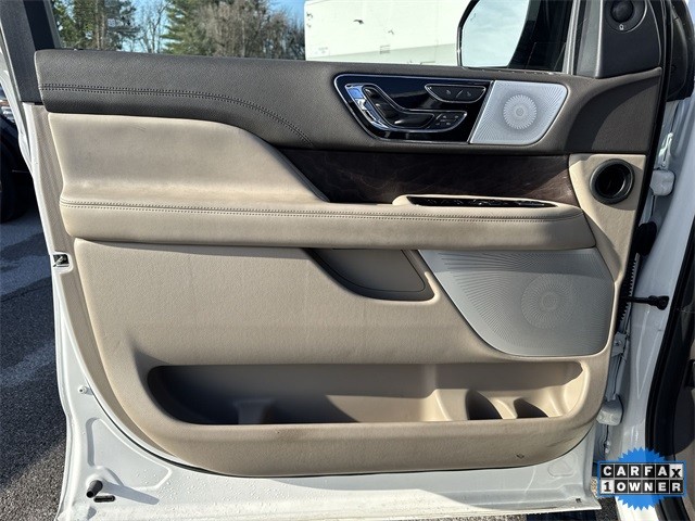 Lincoln Navigator Vehicle Full-screen Gallery Image 27