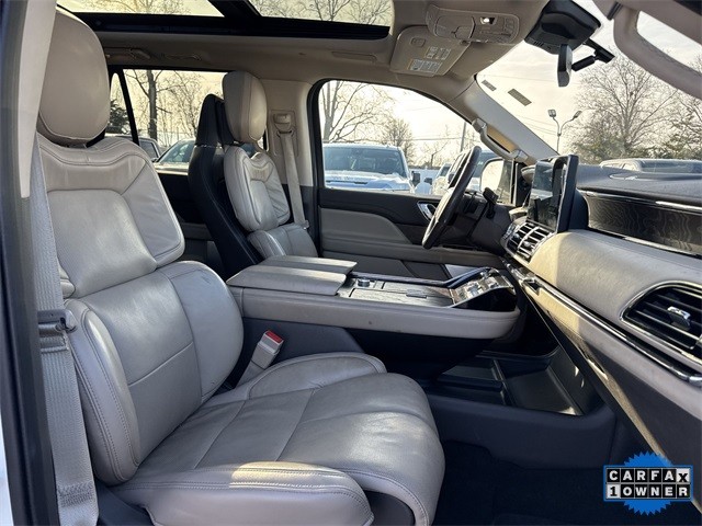 Lincoln Navigator Vehicle Full-screen Gallery Image 33