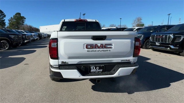 GMC Canyon Vehicle Full-screen Gallery Image 07