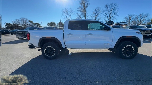 GMC Canyon Vehicle Full-screen Gallery Image 09