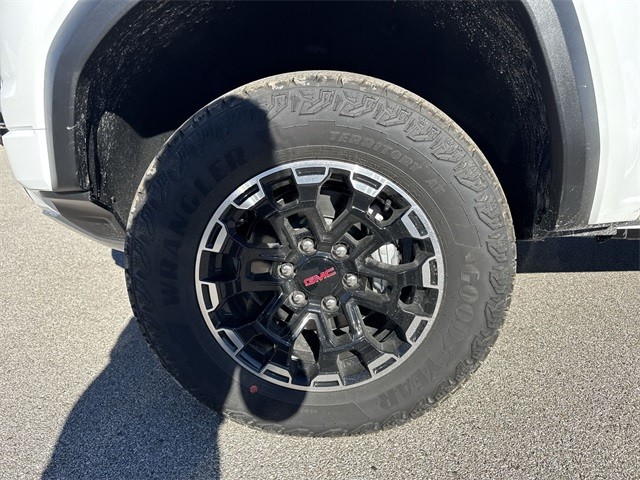 GMC Canyon Vehicle Full-screen Gallery Image 10