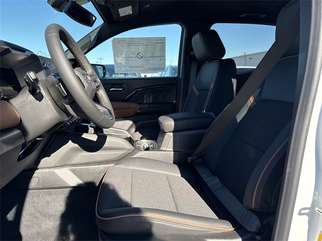 GMC Canyon Vehicle Full-screen Gallery Image 11