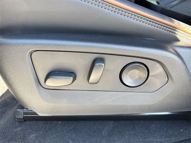 GMC Canyon Vehicle Full-screen Gallery Image 12