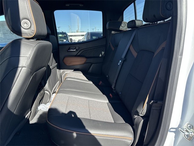 GMC Canyon Vehicle Full-screen Gallery Image 22