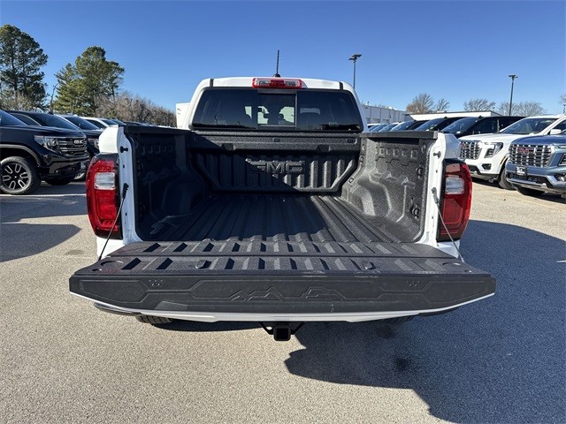 GMC Canyon Vehicle Full-screen Gallery Image 23