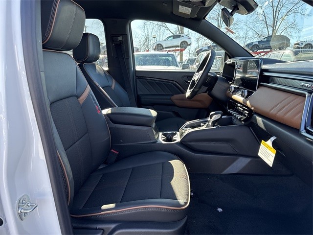 GMC Canyon Vehicle Full-screen Gallery Image 24