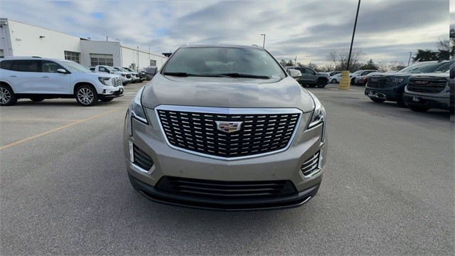 Cadillac XT5 Vehicle Full-screen Gallery Image 03