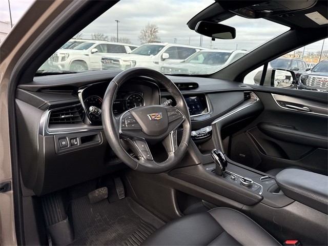 Cadillac XT5 Vehicle Full-screen Gallery Image 10