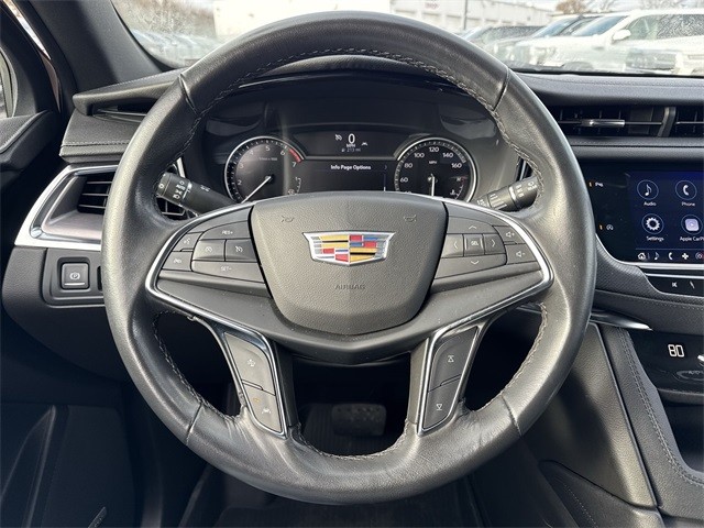 Cadillac XT5 Vehicle Full-screen Gallery Image 11