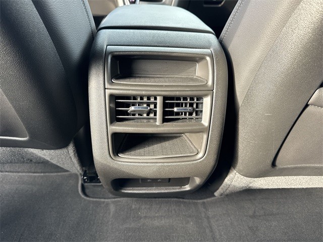 Cadillac XT5 Vehicle Full-screen Gallery Image 20